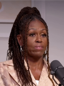 Retrato de Michelle Obama sonriendo, símbolo de empoderamiento femenino y resiliencia para cambiar una vida que no te gusta.