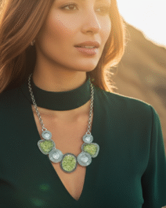 Mujer usando un collar de Olivina de Tenerife en fotografía profesional. Joyería de protección energética para el empoderamiento femenino y la autoestima.