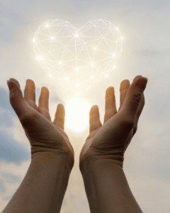 Primer plano de manos femeninas sosteniendo una piedra de cuarzo rosa, simbolizando la protección de la propia energía y la autoestima.