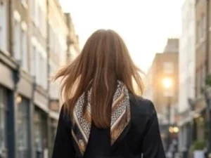 Mujer caminando sola por la ciudad mientras vuelve a encontrarse consigo misma
