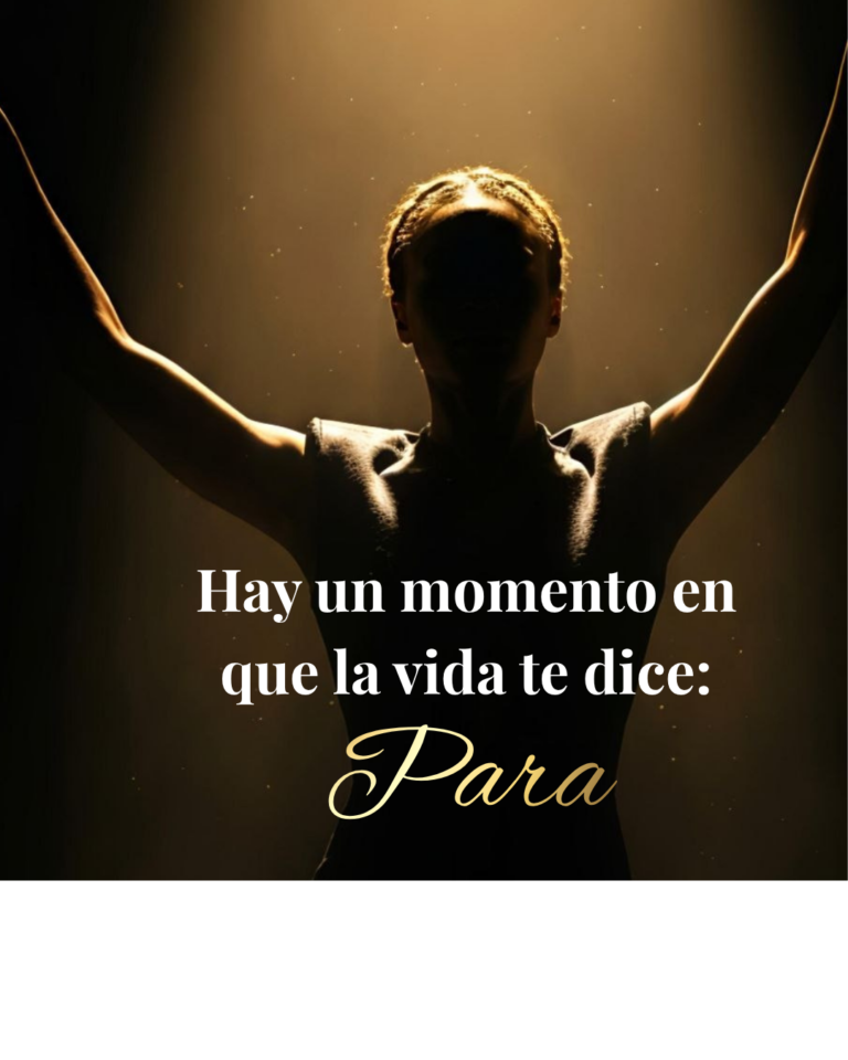 Álzate: mujer alzando los brazos hacia la luz — Ritual Cinco