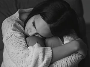 Mujer abrazándose a sí misma en un momento de conexión personal