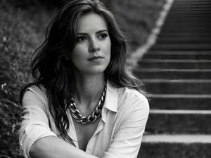 Mujer sentada en unas escaleras reflexionando sobre sus sueños