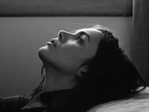 Mujer mirando hacia arriba mientras visualiza sus sueños